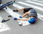 Abogado-de-Lesiones-Tras-un-Accidente - Un hombre en bicicleta atropellado por un coche.