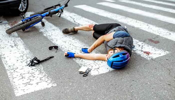 Abogado-de-Lesiones-Tras-un-Accidente - Un hombre en bicicleta atropellado por un coche.